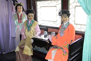 宝釵と周瑞の妻と鶯児の人形