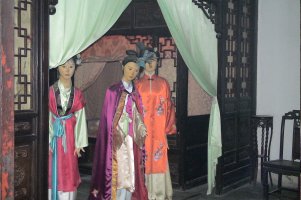 王夫人と侍女の人形（東廂）